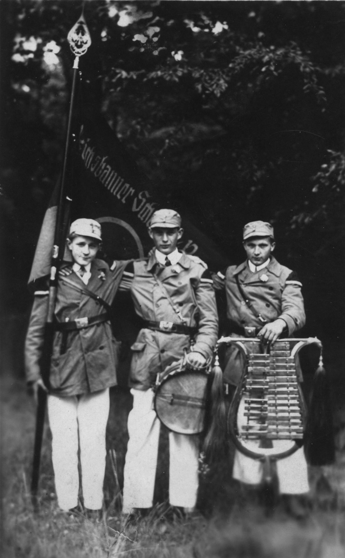 Junge Wuppertaler Reichsbannermänner mit Fahne, Tambourin und Schellenbaum