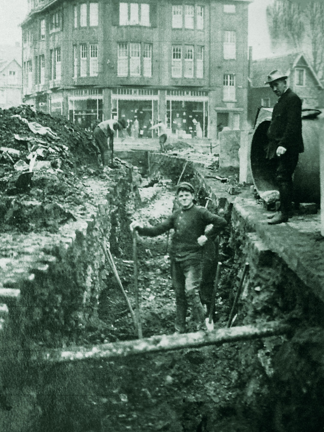  Das Kaufhaus Abraham Heumann ca. 1926 während des Baus der städtischen Kanalisation nach der Typhus-Epidemie
